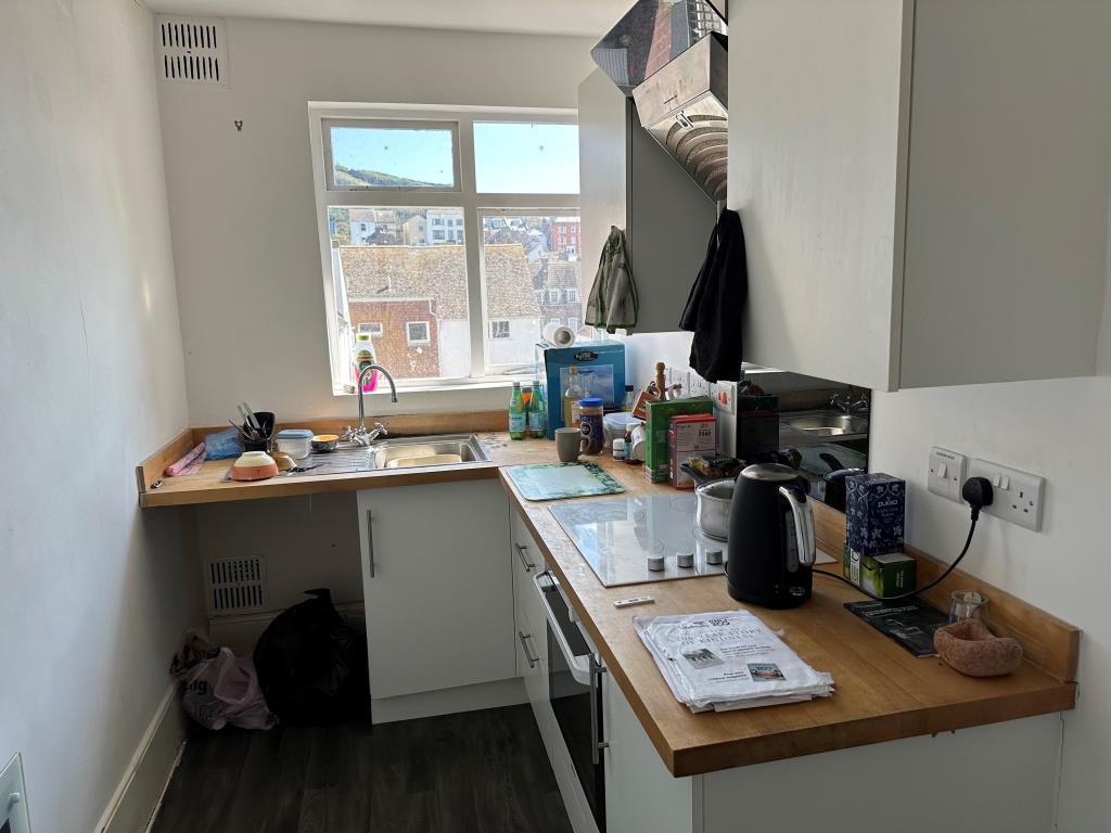 Lot: 152 - ONE-BEDROOM FLAT FOR INVESTMENT - HIGH STREET LOCATION - Kitchen